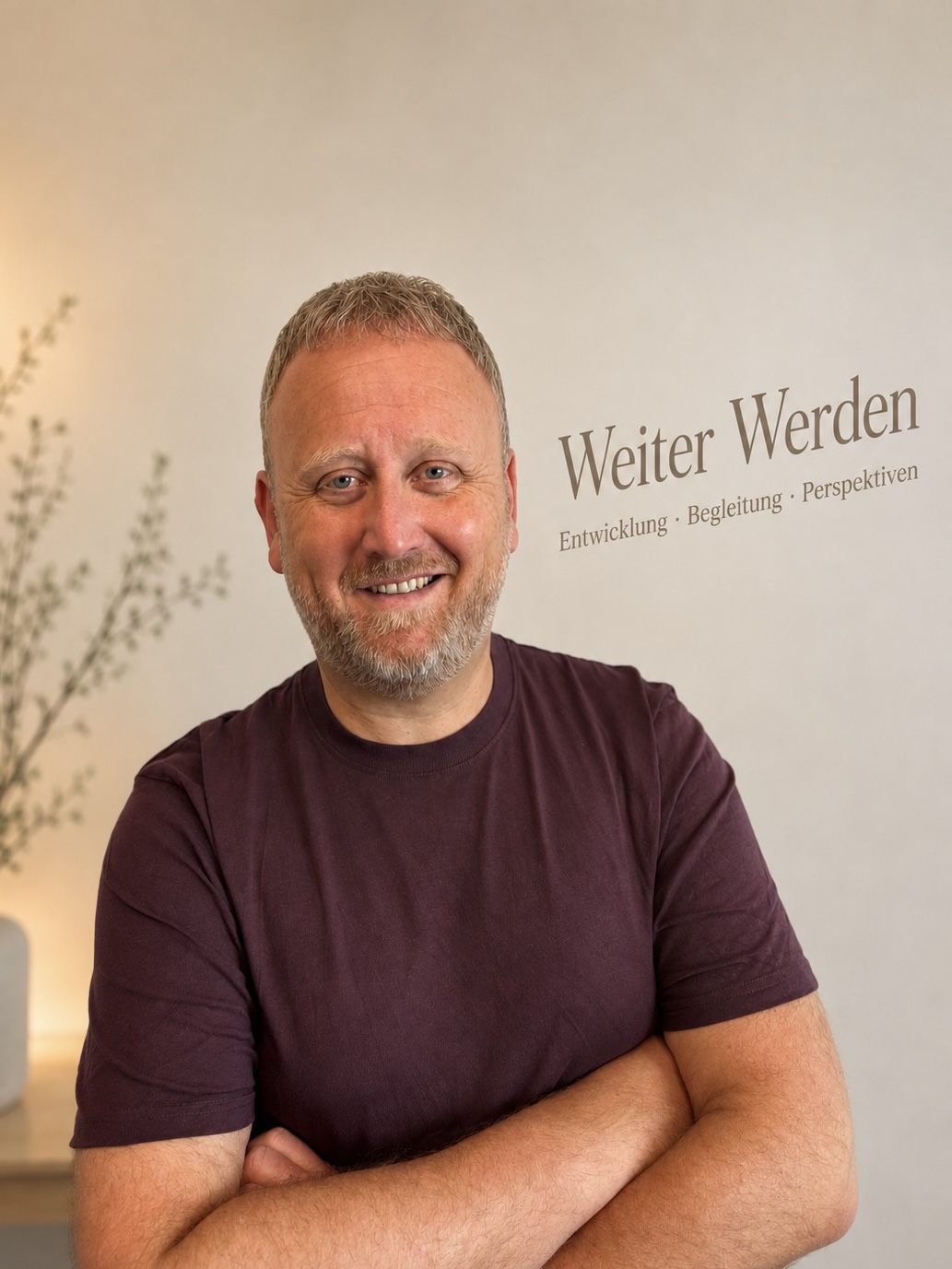 Dirk Willhoff vor dem WeiterWerden-Schriftzug